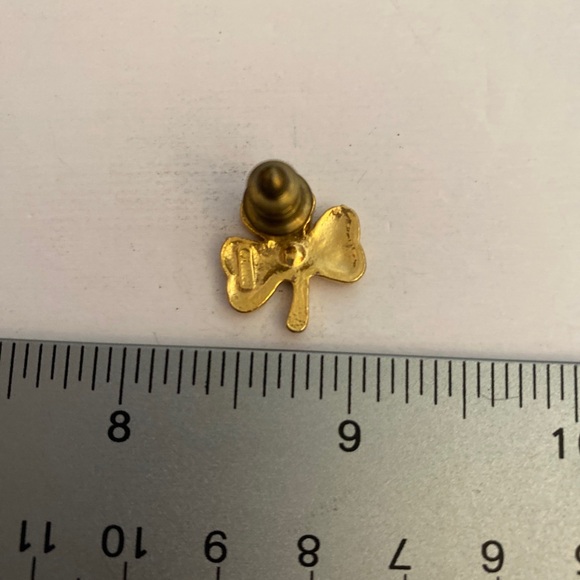 Irish Clover Shamrock Lapel Pin - Picture 4 of 4